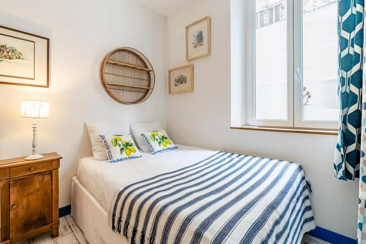 Studio Bleu 29M2, 120M Vieux-Port , Clim ,Wifi, Acces Autonome Avec Code Apartment Marseille 0*,  France